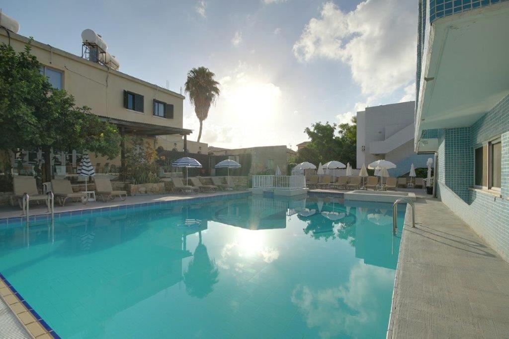 Nereus Hotel Paphos ภายนอก รูปภาพ